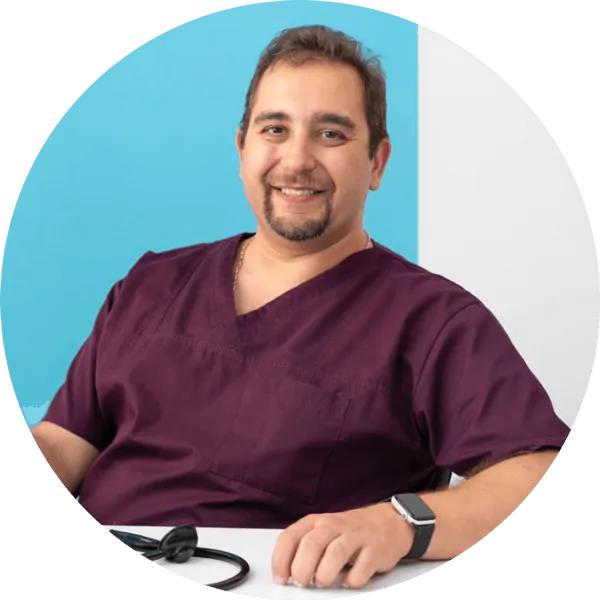 Dr. Colin Teleianu în cabinetul de homeopatie