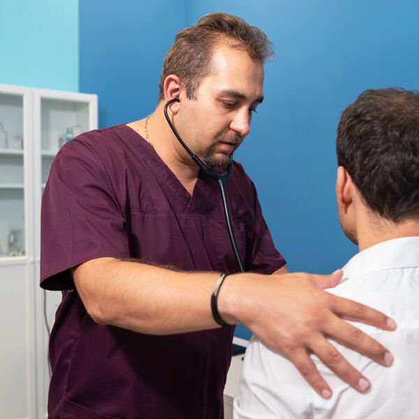 Dr. Colin Teleianu în timpul unui consult